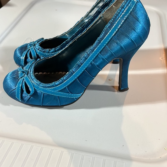 GREAT CONDITION CUTE BLUE HEELS! SIZE 7 - Picture 2 of 5